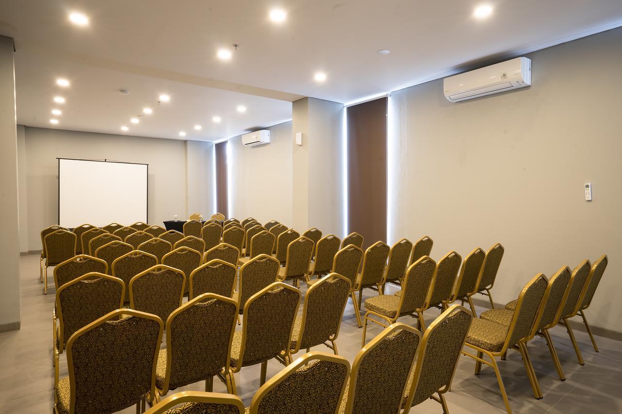Maple Hotel Grogol Джакарта Экстерьер фото