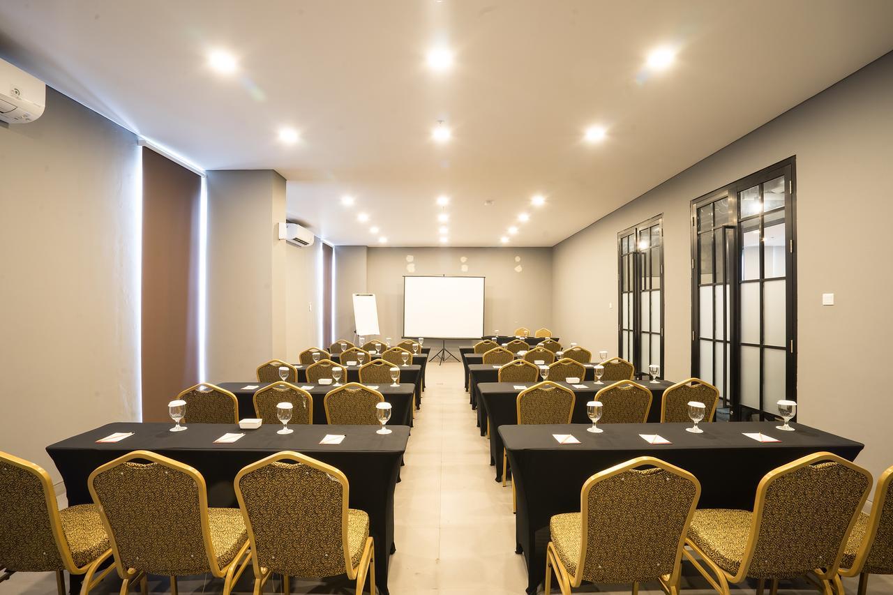 Maple Hotel Grogol Джакарта Экстерьер фото